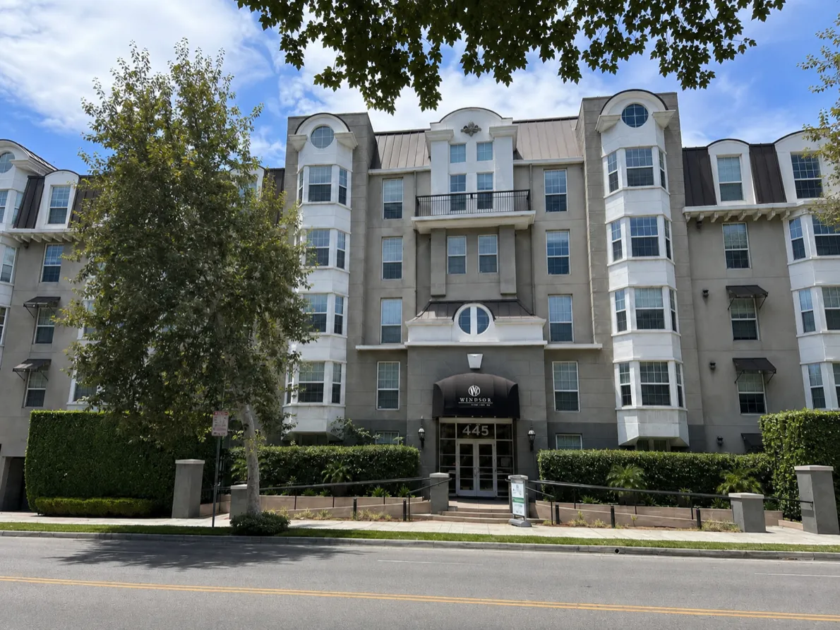 Exterior of the Windsor Hancock Park apartment building at 445 N Rossmore Avenue